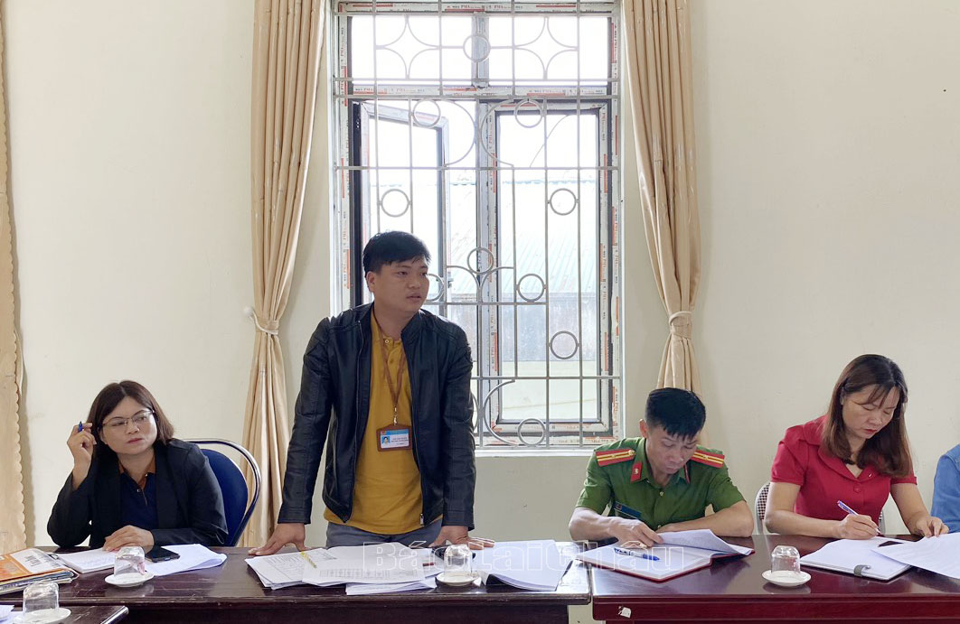 Công chức xã Tung Qua Lìn tham gia ý kiến tại buổi làm việc. 